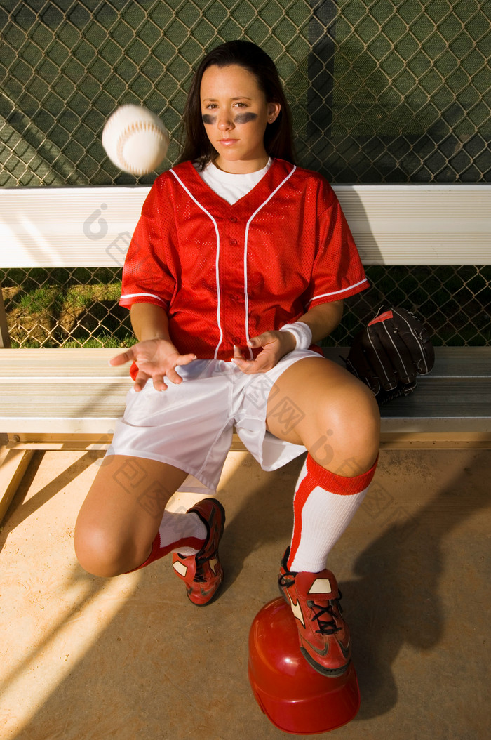 休息的打垒球女运动员