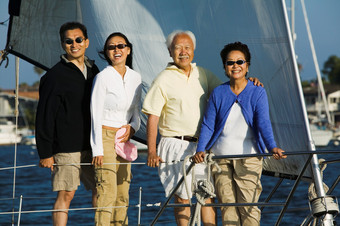 深色调坐船的家人摄影图