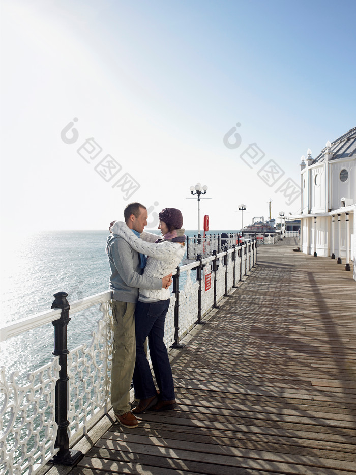 >蓝色调在海边拥抱的夫妻摄影图                     上传时间:2020