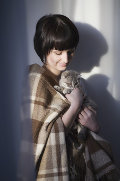 暗色调抱猫的女人摄影图