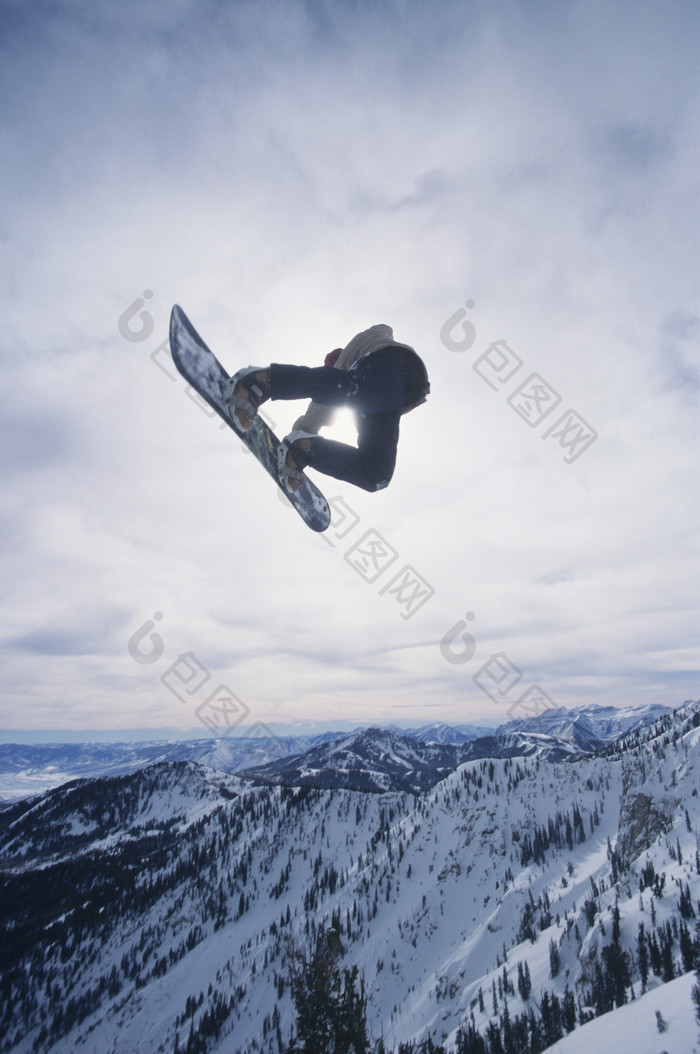暗色调极限滑雪摄影图