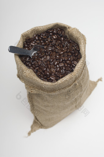 灰色调一袋子咖啡豆摄影图