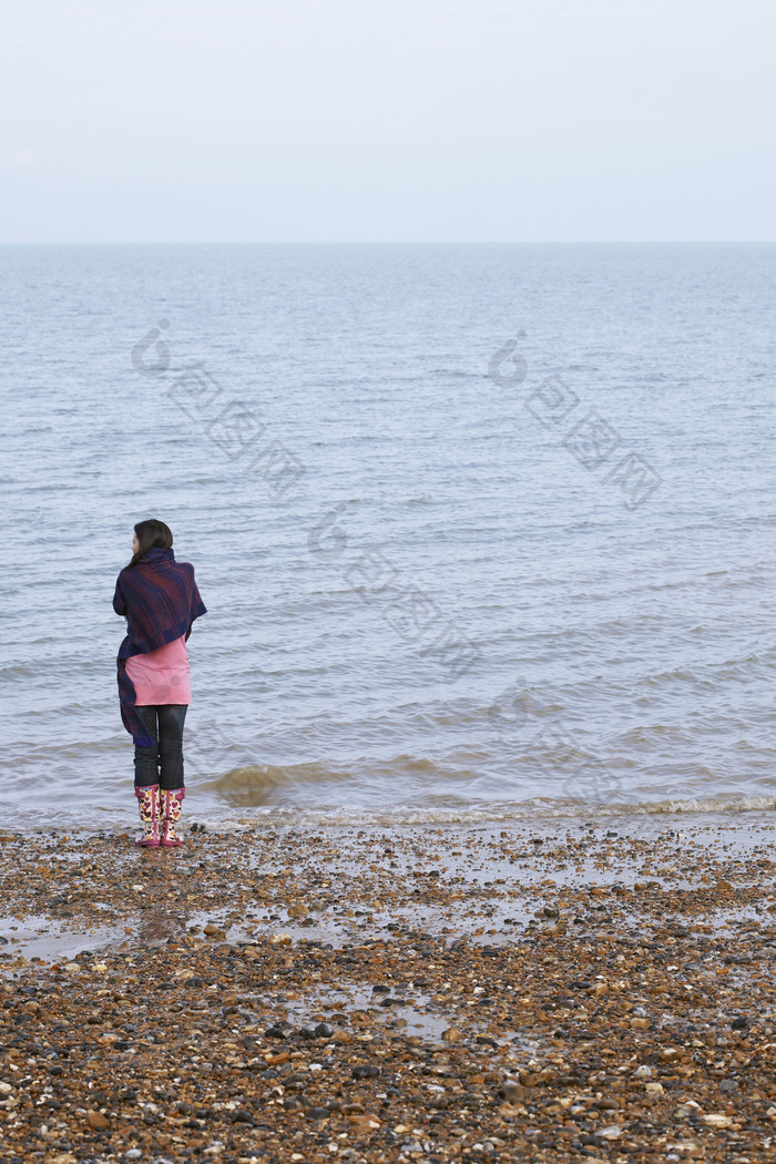站在海边的女孩摄影图