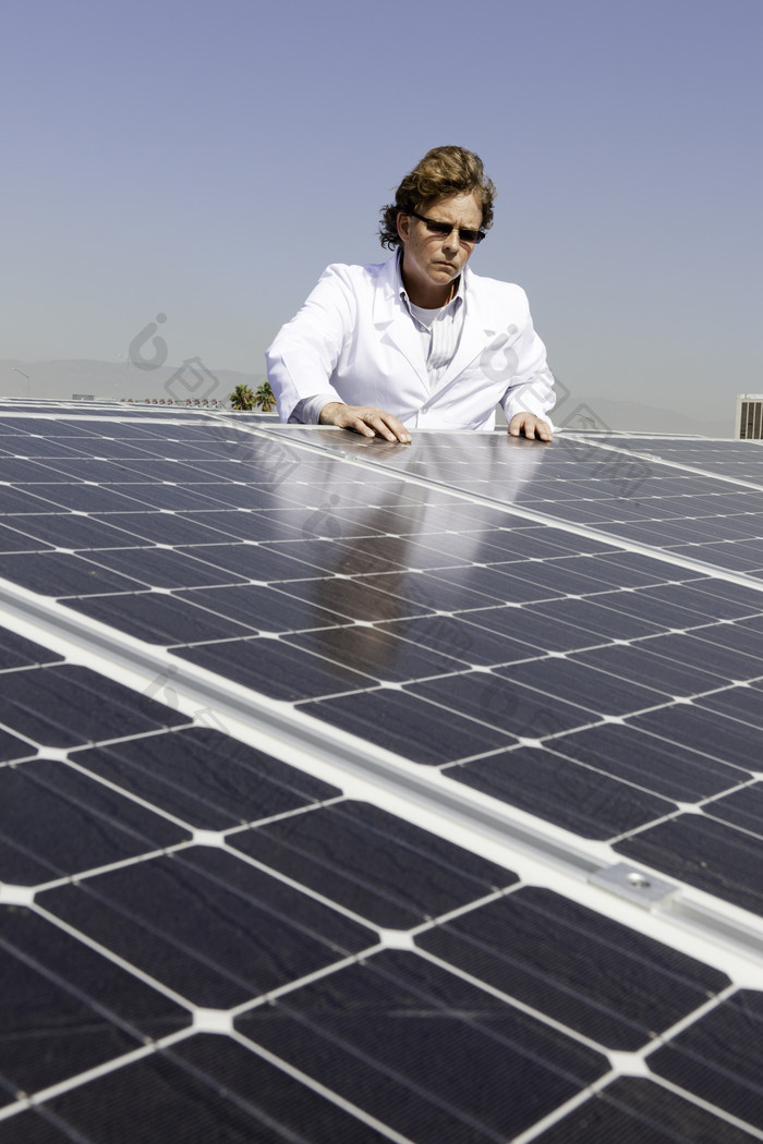 整理太阳能电池板的女人