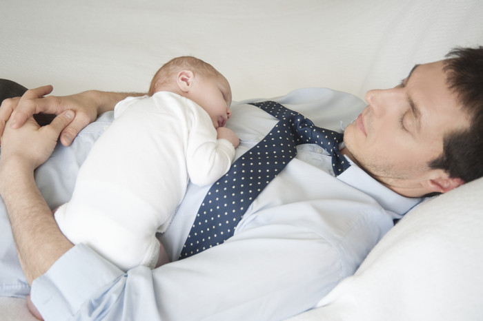 熟睡的父亲和婴儿摄影图