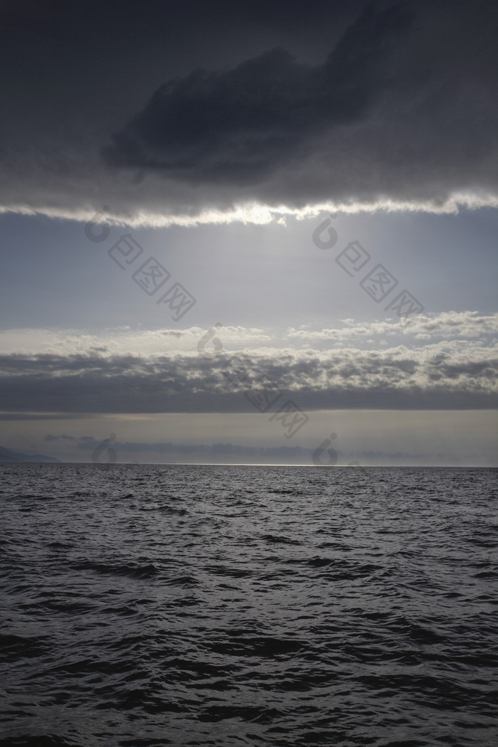 烏雲下的大海海浪