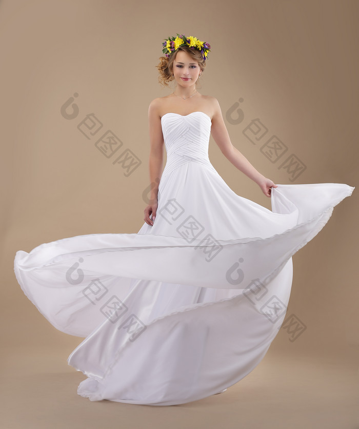 花冠白色婚纱裙摆飞扬的图片摄影图