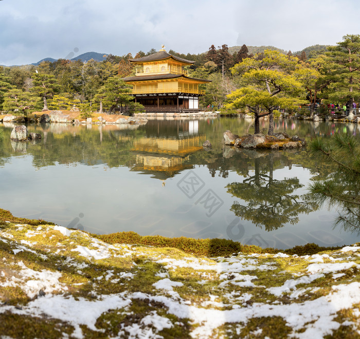 冬季小湖和建筑物风景图