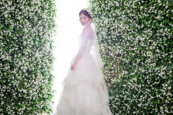 白花花墙边的新娘