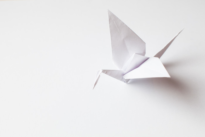 白色纸张叠成的千纸鹤