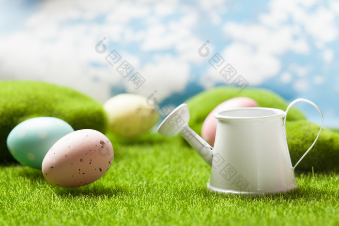 草坪上的彩蛋和水壶