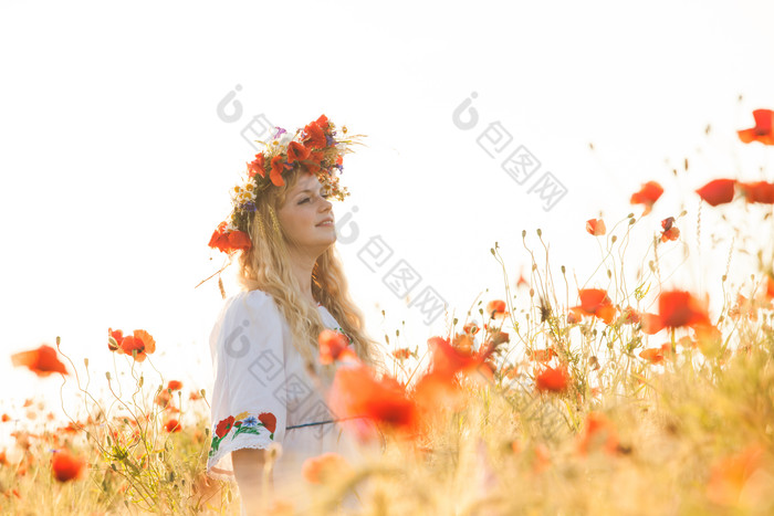 清新风戴花环的女孩摄影图