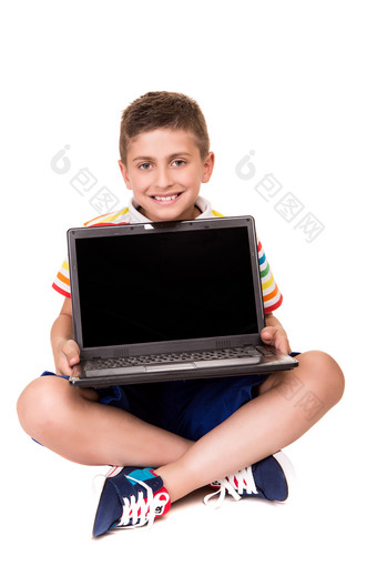 抱着黑色电脑的小男孩