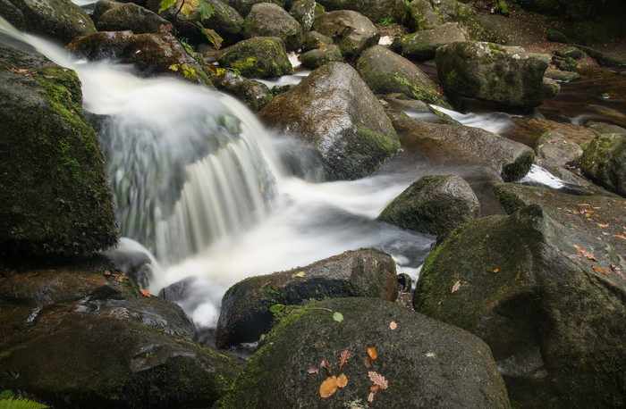 岩石流水瀑布摄影图