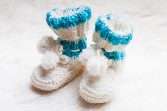 针织的婴儿毛线鞋
