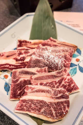 餐盘里的新鲜<strong>牛肉</strong>片