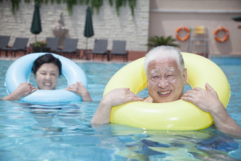 蓝色调游泳的老人与<strong>儿童</strong>摄影图