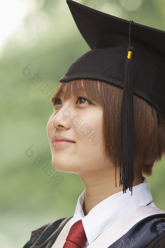 穿<strong>学士服</strong>的短发女孩