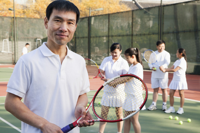 羽毛球中年男子成熟的体育运动开心的健康
