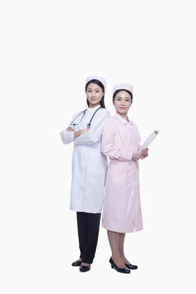 两个年轻的护士女性长发听诊器工作