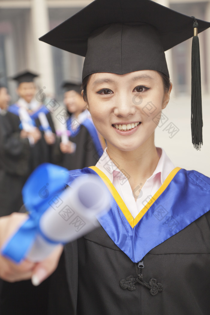 大学生女孩毕业年轻的学位帽毕业证书礼服