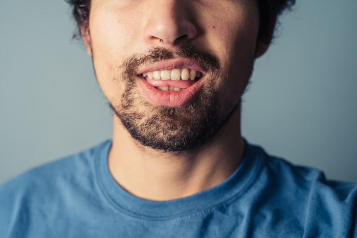 咬舌头的男人摄影图