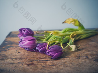 <strong>木桌</strong>上的紫色花摄影图