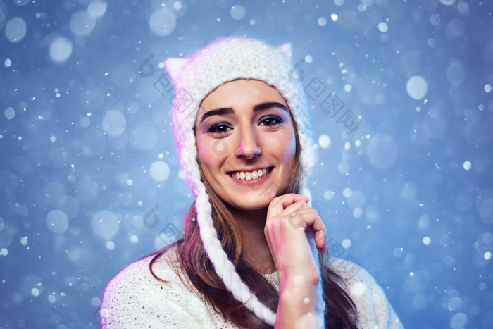 下雪的冬天带着帽子的女生