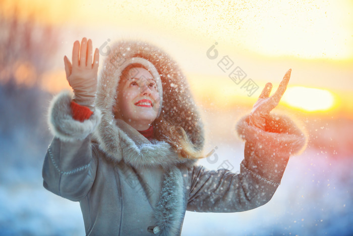 冬季下雪天看雪的女人