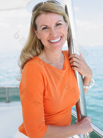 坐船出海的女人摄影图