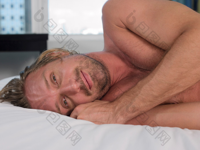 睡觉的裸体男人摄影图