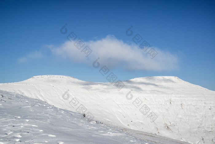 蓝色清新漂亮雪山摄影图