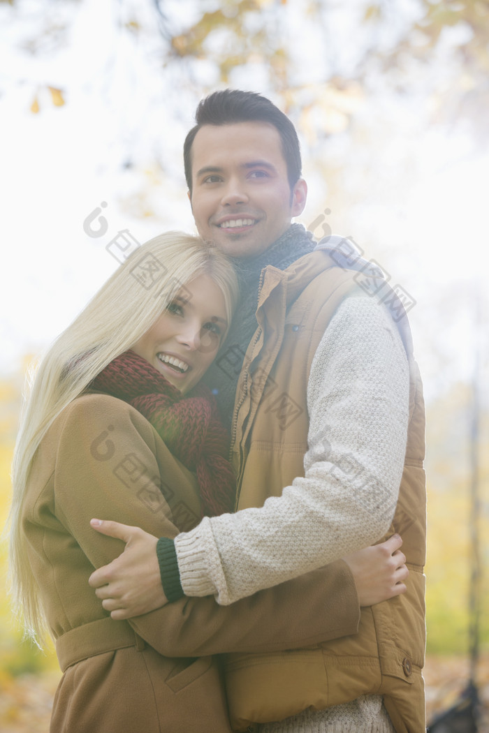 暗色秋天拥抱的情人