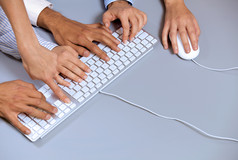 白色电脑键盘和鼠标