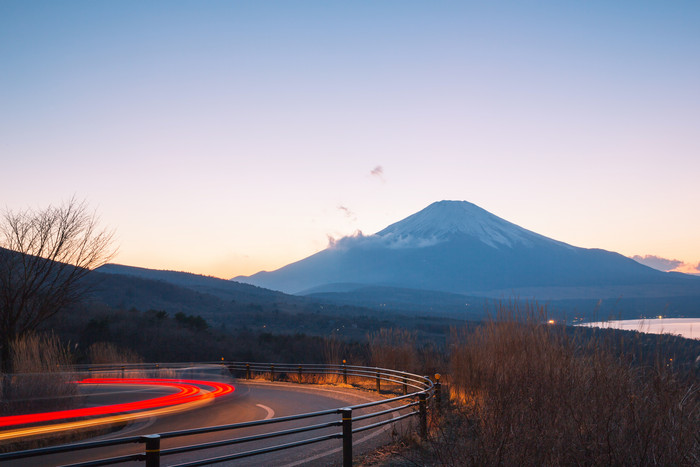 富士山下的道路摄影图