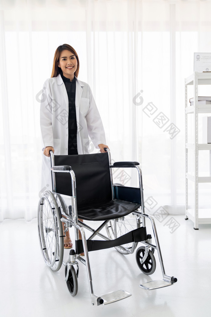 女医生推着轮椅摄影图