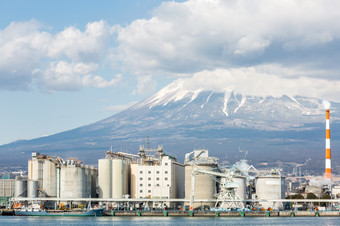 海边的工厂建筑物