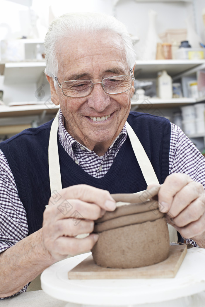 老年男人制作陶器罐子