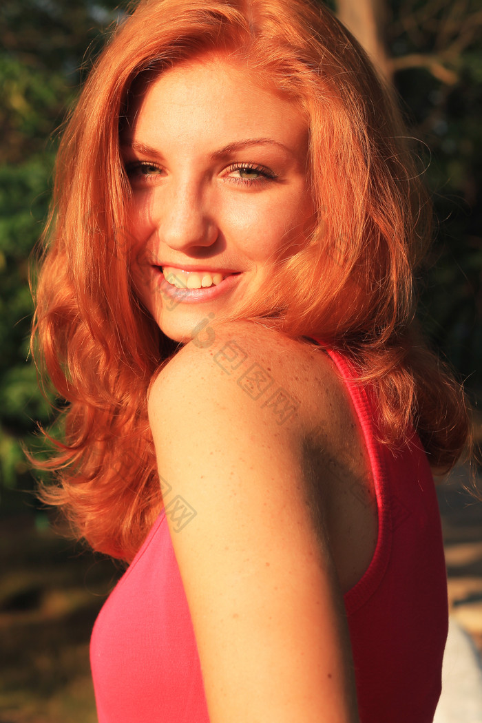 红发美女站立在阳光下
