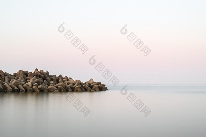 岸边的岩石摄影图