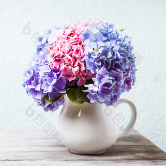 花瓶里的蓝色花卉