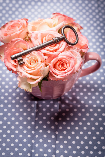 粉色玫瑰花和铁钥匙