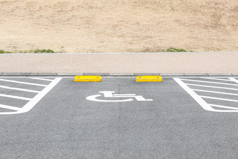 灰色调残疾人停车场摄影图