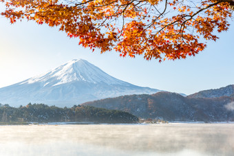 清新秋天的富士山摄影图