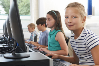 暗色调玩电脑的儿童摄影图