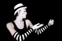 黑白风装扮的小丑摄影图