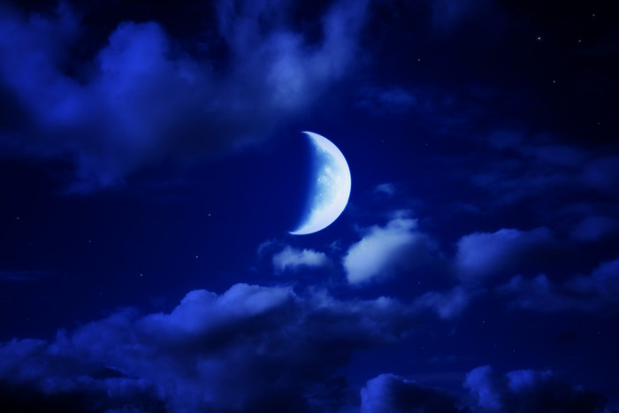 黑夜云层中的月亮
