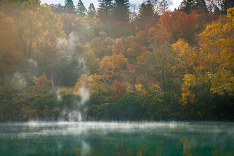 秋季山林湖水图片