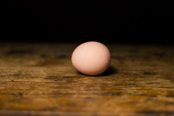 暗色调一个鸡蛋摄影图