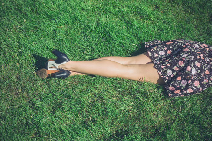 绿色调草地上女人美腿摄影图
